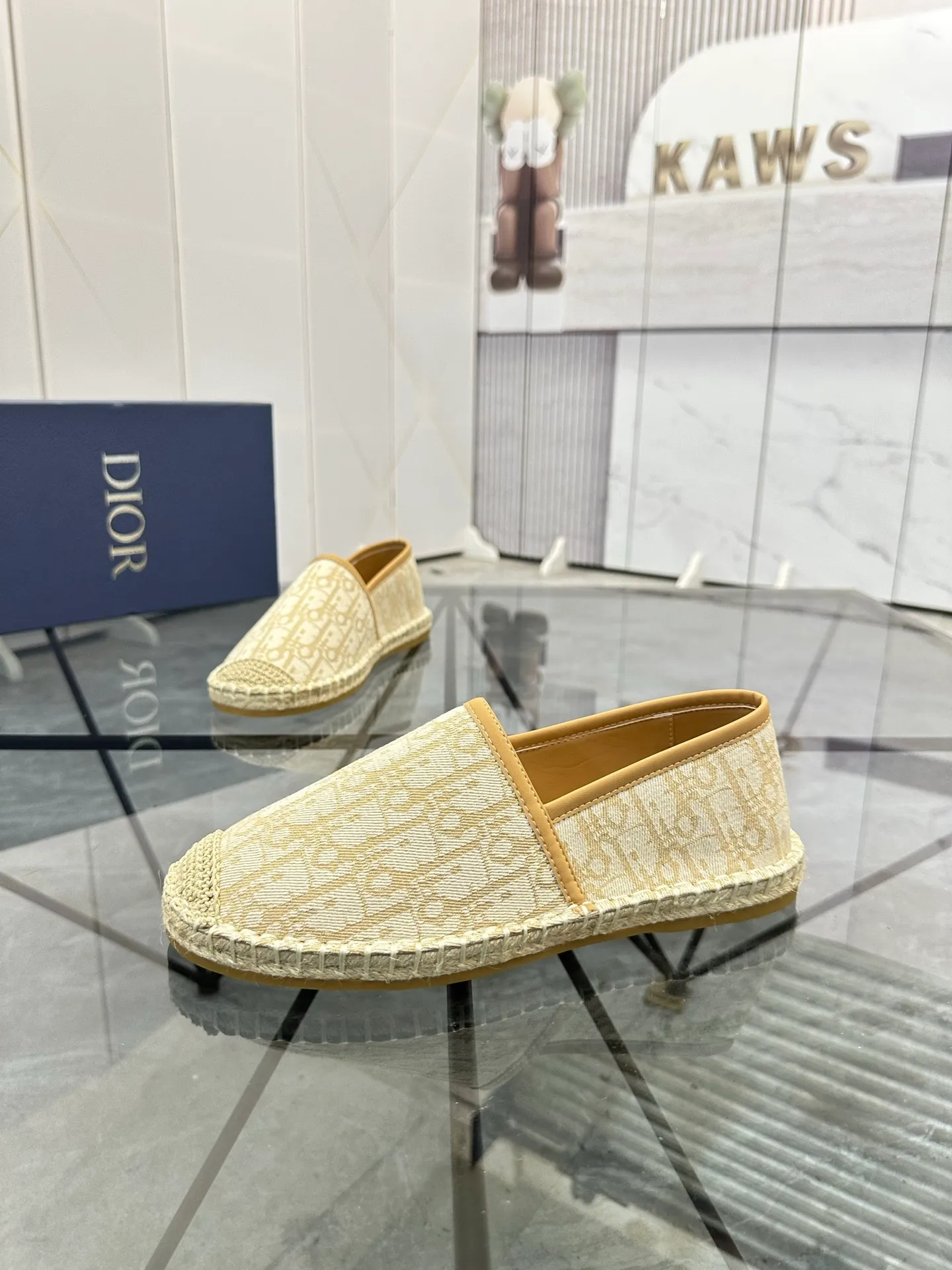Men's shoes for sale 💰: 💰P400¥ Product trademark: Dior* "Dior*" low-top fisherman's shoes Regular size: 38-44 (can be customized to 37.45) Product materials: imported cowhide leather upper spliced ​​with original fabric, sheepskin lining, original outsole. Number: 1023